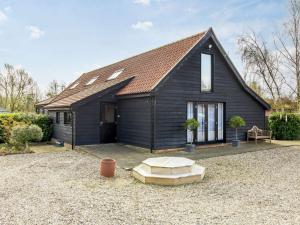 una casa nera con tetto spiovente di 2 Bed in Stowmarket 80545 a Stowmarket