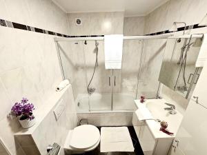 ein Badezimmer mit Toilette, Dusche und Waschbecken in der Unterkunft City Escape - Cozy 1BR Flat with terrace&parking in Luxemburg (Stadt) + 9 Fotos