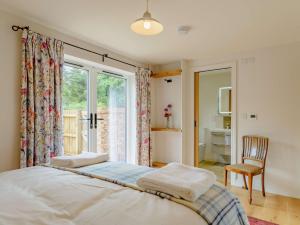 Ένα ή περισσότερα κρεβάτια σε δωμάτιο στο 2 Bed in Beverley 88422