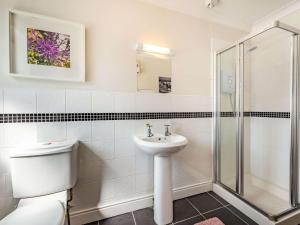 Ένα μπάνιο στο 3 Bed in Freshwater East FB277 +19 φωτογραφίες
