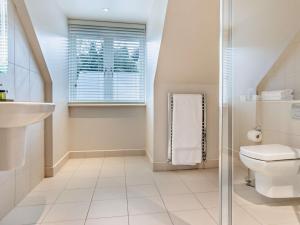 Koupelna v ubytování 2 Bed in Saundersfoot 50550