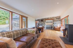 a living room with a couch and a tv at 3 Bed in Aberdovey DY033 in Aberdyfi