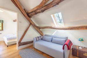 a living room with a blue couch and a mirror at 3 Bed in Aberdovey DY033 in Aberdyfi