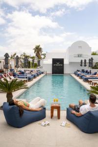 Aressana Spa Hotel & Suites - Small Luxury Hotels of the World内部或周边的泳池