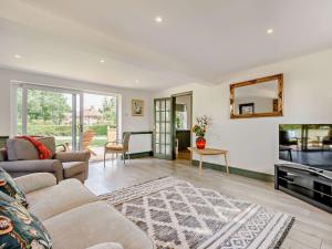 a living room with a couch and a tv at 2 Bed in Hailsham 89416 in Hailsham