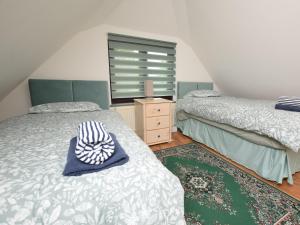 a bedroom with two twin beds and a window at 2 Bed in Hailsham 89416 in Hailsham