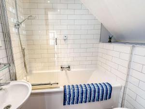 Ένα μπάνιο στο 1 Bed in Hognaston PK927 +14 φωτογραφίες