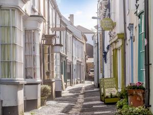 an alley with white buildings and a street sign at 2 bed property in Appledore Devon COCKL in Appledore +9 photos