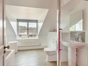 Bilik mandi di 5 Bed in Wroxham 56103 +17 gambar