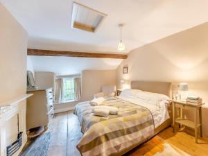 una camera da letto con un letto, una scrivania e una TV di 2 Bed in Betws-y-Coed SKN03 a Yspytty-Ifan