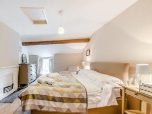 Postel nebo postele na pokoji v ubytování 2 Bed in Betws-y-Coed SKN03