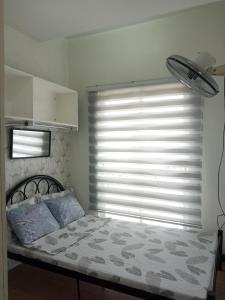 Katil atau katil-katil dalam bilik di 2 Bedroom Condo in AMAIA STEPS NOVALICHES +79 gambar