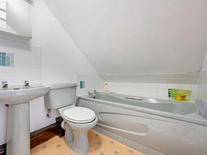 a bathroom with a toilet and a sink and a tub at 4 Bed in Troutbeck nr Ullswater SZ256 in Troutbeck +14 photos