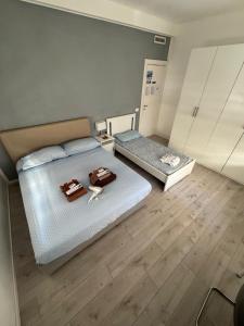 due letti in una stanza con pavimenti in legno di Apartment -B by Homes in Ancona ad Ancona Altre 28 foto