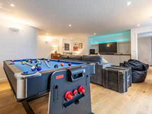 アップルドアにある5 bed in Appledore 73612のリビングルーム(ビリヤード台付)