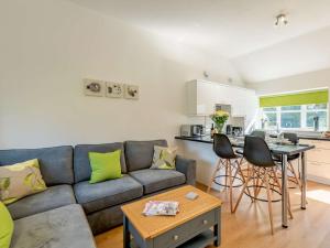 Una sala de estar con un sofá y una cocina. en 2 Bed in Louth 86797, en Louth
