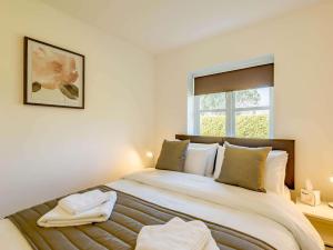 Un dormitorio con una cama grande y una ventana. en 2 Bed in Louth 86797, en Louth