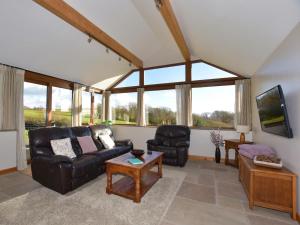 Lower Chapelにある1 bed in Llandefaelog Fach BN055のソファとテレビのあるリビングルーム