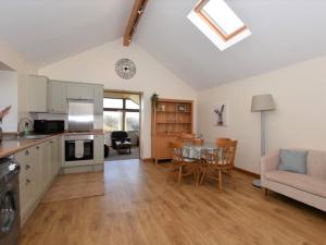 Lower Chapelにある1 bed in Llandefaelog Fach BN055のテーブルと椅子のあるキッチンとリビングルーム +12枚の写真