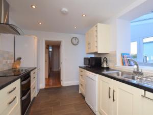 Η κουζίνα ή μικρή κουζίνα στο 2 Bed in Westward Ho 66473 +5 φωτογραφίες