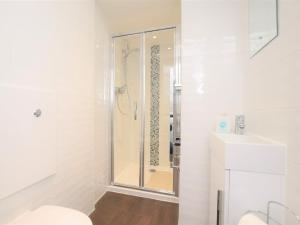 Ένα μπάνιο στο 2 Bed in Westward Ho 66473