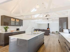 Η κουζίνα ή μικρή κουζίνα στο 4 Bed in Falmouth 85825