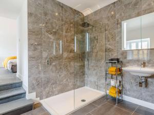 Ένα μπάνιο στο 4 Bed in Falmouth 85825 +27 φωτογραφίες