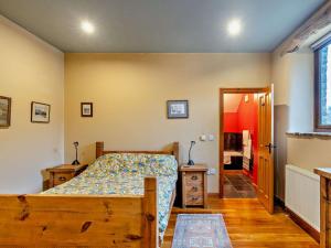 Postel nebo postele na pokoji v ubytování 1 Bed in Combs PK674