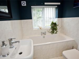 ein Badezimmer mit Badewanne, Waschbecken und Toilette in der Unterkunft 2 Bed in Richmond oc-g0116 in Hutton Magna + 20 Fotos