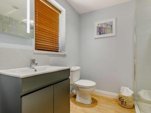 a bathroom with a toilet and a sink at 2 bed in Stanton-by-Bridge 87408 in Chellaston +11 photos