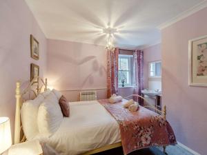 1 dormitorio con cama, ventana y lavamanos en 1 Bed in Keswick 86394, en Rosthwaite