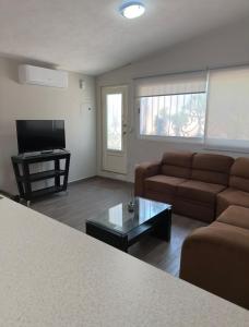 Una sala de estar con un sofá y una mesa de café. en Bellísimo departamento, lo vas a disfrutar!, en Monterrey