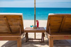 2 sillas y una mesa en la playa en Lamai Coconut Beach Resort, en Lamai