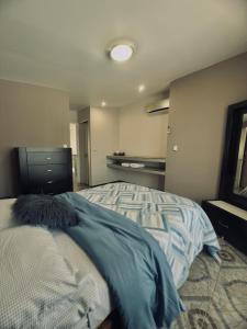 Un dormitorio con una cama y una cómoda. en Bellísimo departamento, lo vas a disfrutar!, en Monterrey