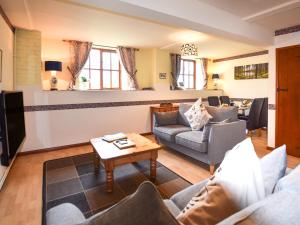 ein Wohnzimmer mit Sofas und einem Couchtisch in der Unterkunft 2 Bed in Godshill IC078 in Godshill
