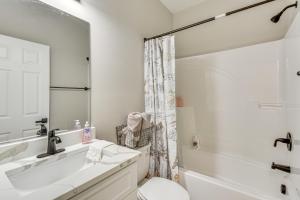 a bathroom with a tub and a sink and a toilet at Family Getaway Near Lake Hartwell and Tugaloo Trails in Lavonia +18 photos