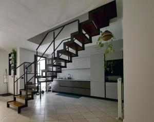 una sala de estar con una escalera en una casa en Appartamento Il Crocevia, en Piacenza