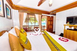 a bedroom with a bed with a view of the ocean at Lamai Coconut Beach Resort in Lamai