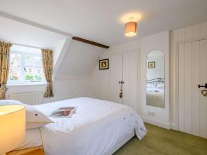 sypialnia z białym łóżkiem i oknem w obiekcie 2 Bed in Field Dalling KT007 w mieście Saxlingham