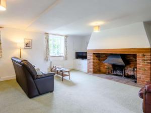 salon z kanapą i kominkiem w obiekcie 2 Bed in Field Dalling KT007 w mieście Saxlingham
