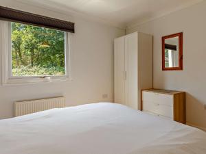 Landrakeにある2 Bed in Whitsand Bay 88308の白いベッドと窓のある寝室