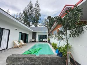 una piscina en el patio trasero de una casa en Villa Nataly LUXURY hotel House in Ao Nang Krabi private pool jacuzzi Palm free kitchen from airport, en Krabi
