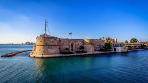 un viejo castillo en medio del agua en B&B Poesia Affittacamere, en Taranto