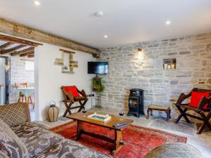 a living room with a stone wall at 2 Bed in Glastonbury 79122 in Glastonbury