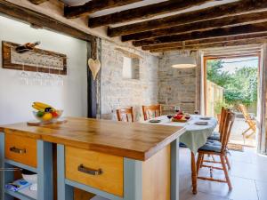 a kitchen with a table and a dining room at 2 Bed in Glastonbury 79122 in Glastonbury