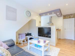 a living room with a couch and a tv at 2 bed in Rothbury 74812 in Rothbury