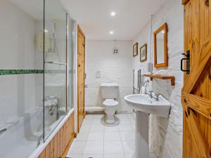 Ένα μπάνιο στο 3 Bed in Bude WVFCO +24 φωτογραφίες