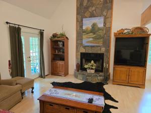 a living room with a fireplace and a tv at Mallard Cove - lakeside pet friendly in Robbinsville