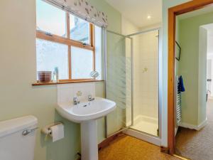Dinnetにある3 Bed in The Cairngorms 53150の洗面台とシャワー付きのバスルーム