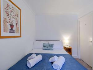 une chambre avec un lit avec deux serviettes dessus dans l'établissement 2 Bed in Keswick 86393, à Rosthwaite